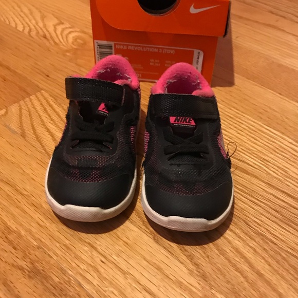 Nike Revolution Sneakers size 7 - Picture 1 of 4